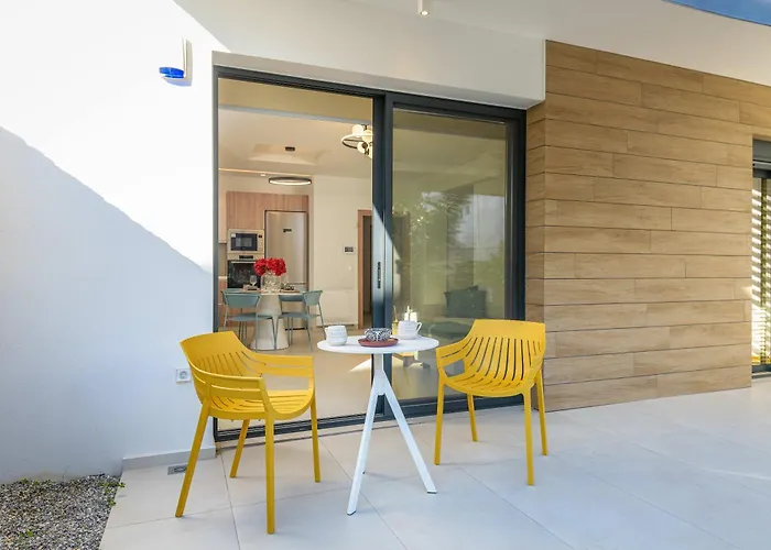 Mouratti New Luxury Garden Apartament